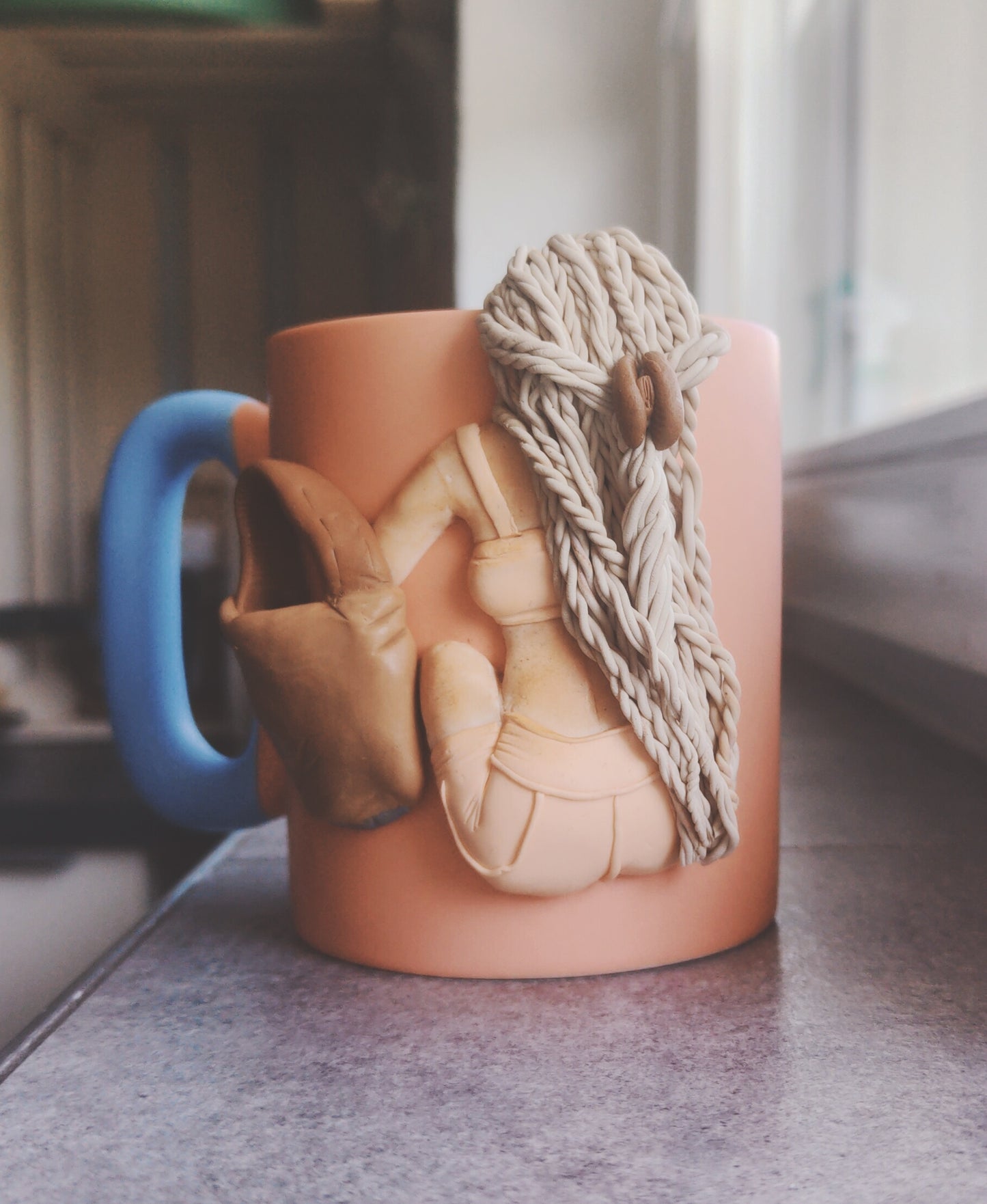 Mug Artisanal « La Sportive » – Création Unique en Pâte Fimo Faite Main