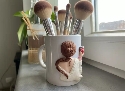 Mug Fimo, La fille aux pinceaux