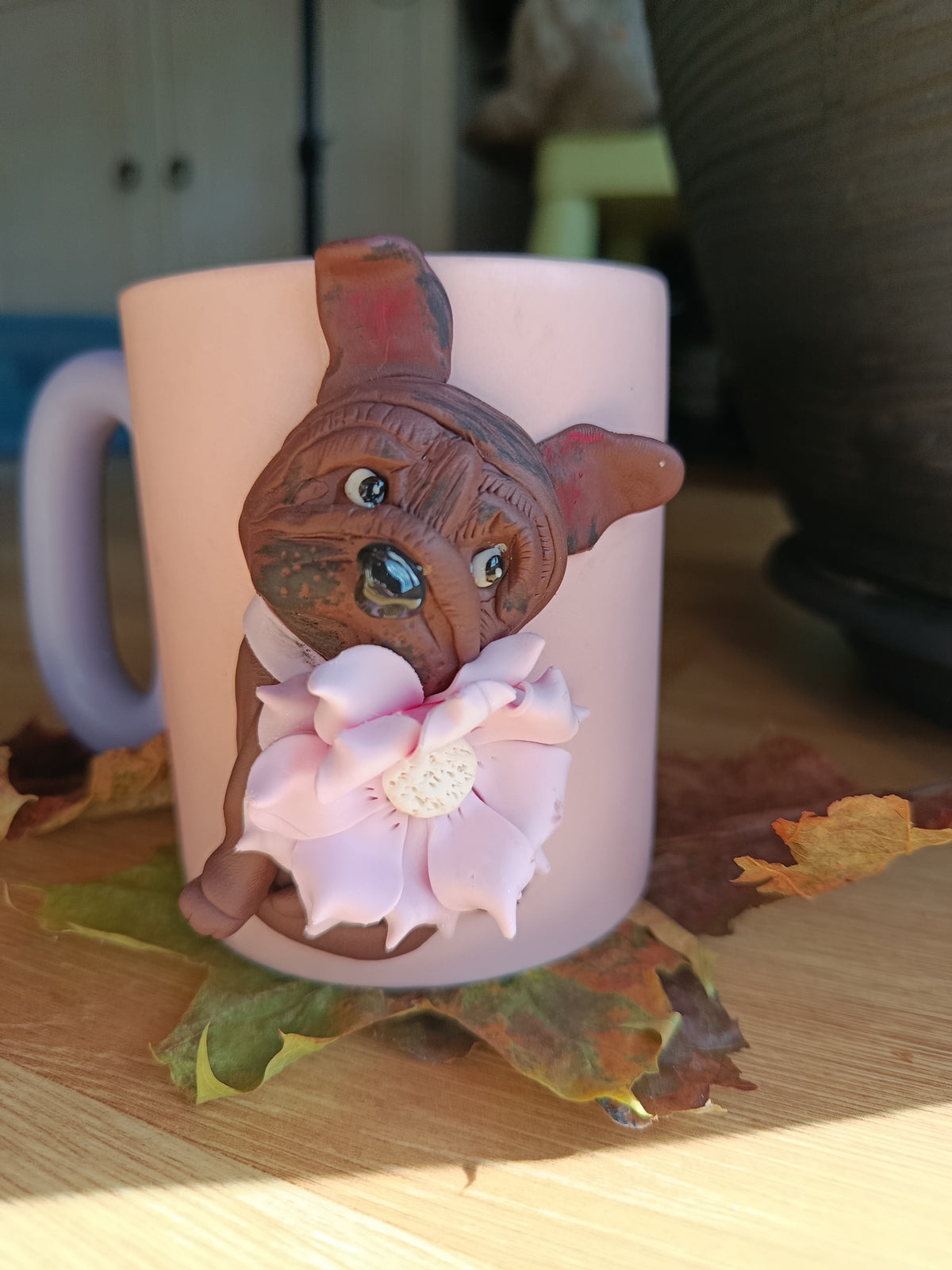 Mug Bulldog à la fleur, décor Fimo fait main